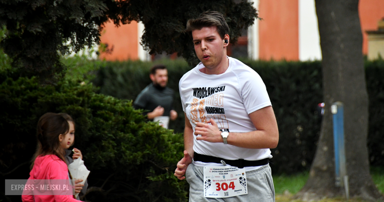 Setki biegaczy i świetne wyniki. 15. Półmaraton Henrykowski i 11. Dycha Księgi Henrykowskiej [foto]
