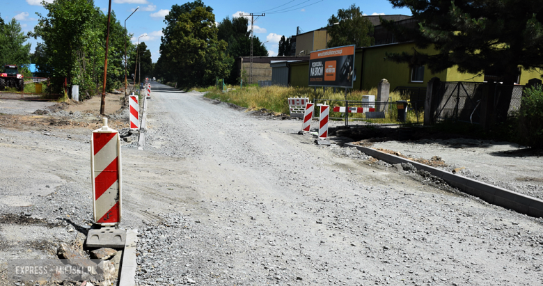 	Postępuje przebudowa drogi powiatowej Bardo - Przyłęk. Będzie rondo i ścieżka pieszo-rowerowa
