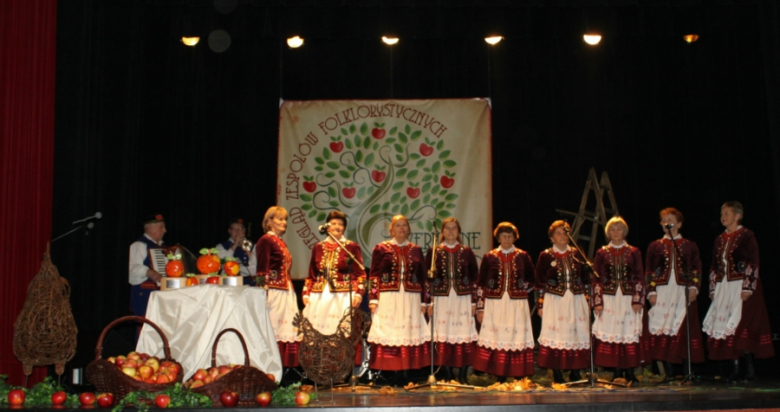 Przegląd zespołów folklorystycznych pt. "Czerwone Jabłuszko"