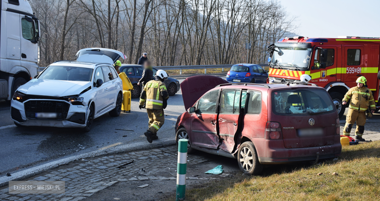 Zderzenie dwóch aut na skrzyżowaniu krajowej ósemki z drogą powiatową w Bardzie