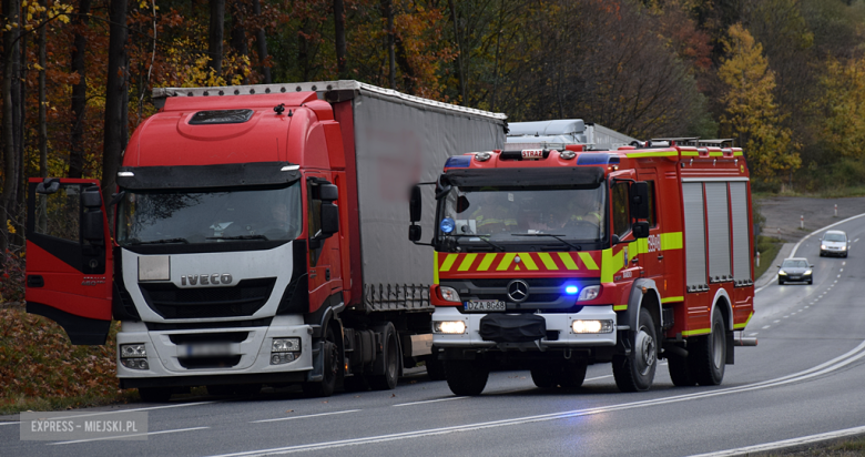Kolizja dwóch samochodów ciężarowych na krajowej ósemce