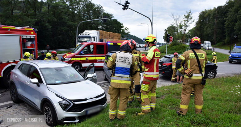 Zderzenie trzech aut na krajowej ósemce w Bardzie
