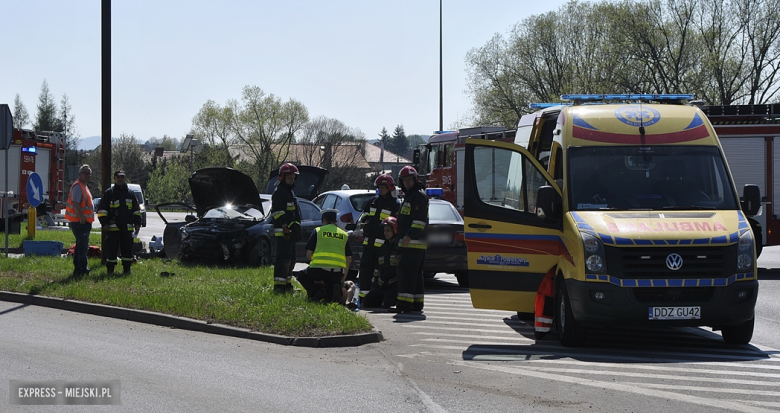 Zderzenie dwóch osobówek na skrzyżowaniu krajowej ósemki z ul. Legnicką