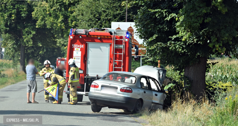 Osoba kierująca daewoo zjechała z drogi i uderzyła w przydrożne drzewo po czym oddaliła się z miejsca zdarzenia