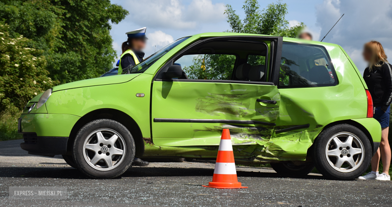 Zderzenie fiata i volkswagena na skrzyżowaniu ul. Cukrowniczej i Ziębickiej