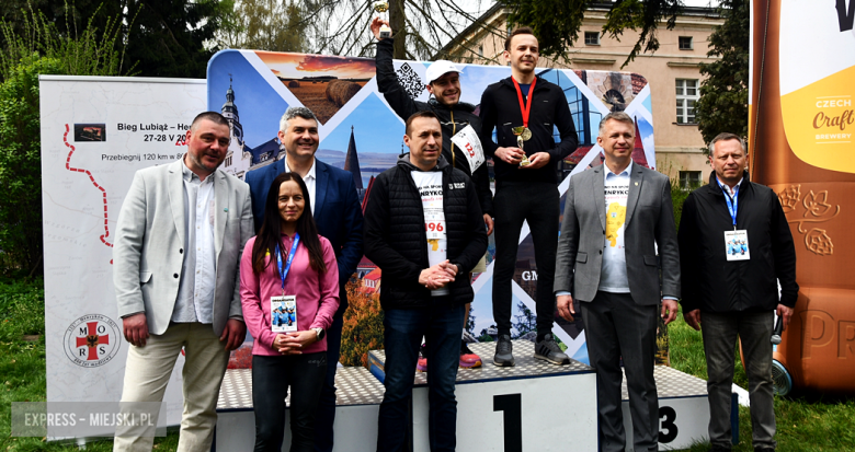 Setki biegaczy i świetne wyniki. 15. Półmaraton Henrykowski i 11. Dycha Księgi Henrykowskiej [foto]