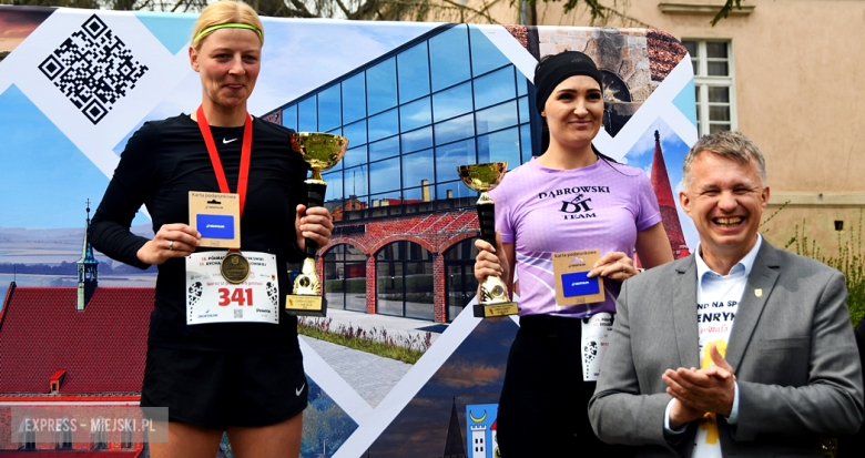 Setki biegaczy i świetne wyniki. 15. Półmaraton Henrykowski i 11. Dycha Księgi Henrykowskiej [foto]