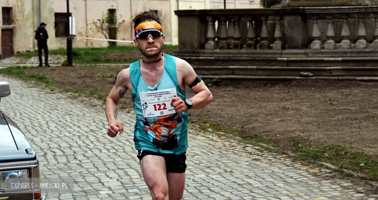 Setki biegaczy i świetne wyniki. 15. Półmaraton Henrykowski i 11. Dycha Księgi Henrykowskiej [foto]