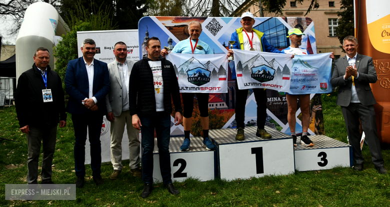 Setki biegaczy i świetne wyniki. 15. Półmaraton Henrykowski i 11. Dycha Księgi Henrykowskiej [foto]