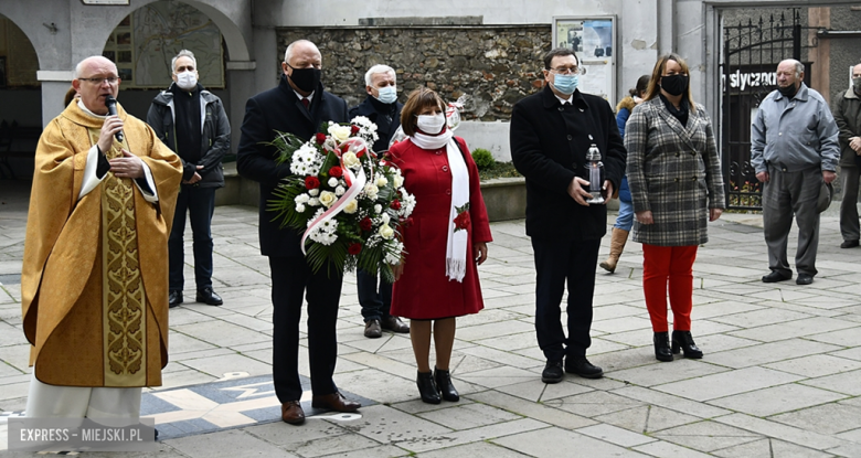 102. rocznica odzyskania Niepodległości. Oficjele złożyli kwiaty przed tablicą upamiętniającą Sybiraków