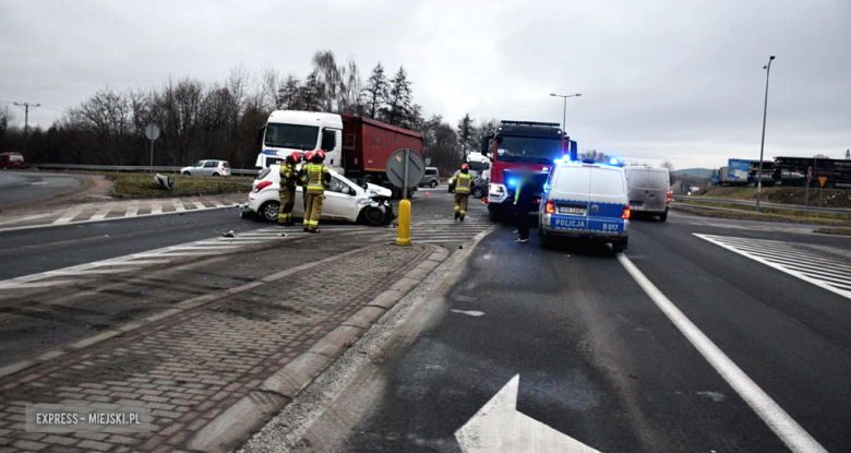 Zderzenie dwóch pojazdów na skrzyżowaniu ul. Legnickiej z krajową ósemką