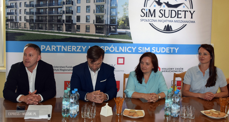 Podpisanie umowy na budowę budynku wielorodzinnego z mieszkaniami na wynajem w Złotym Stoku