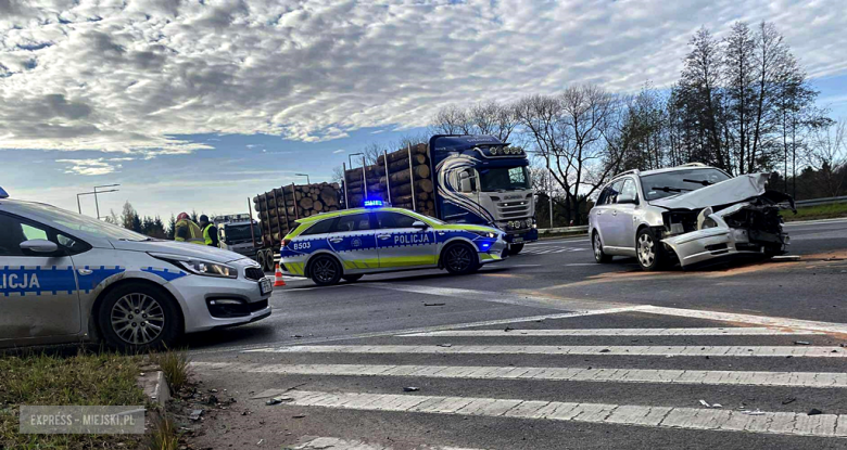 Zderzenie dwóch aut na skrzyżowaniu krajowej ósemki z ul. Legnicką 