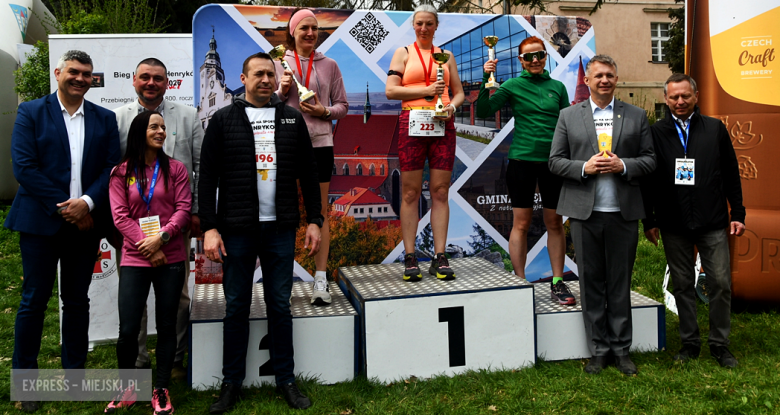 Setki biegaczy i świetne wyniki. 15. Półmaraton Henrykowski i 11. Dycha Księgi Henrykowskiej [foto]