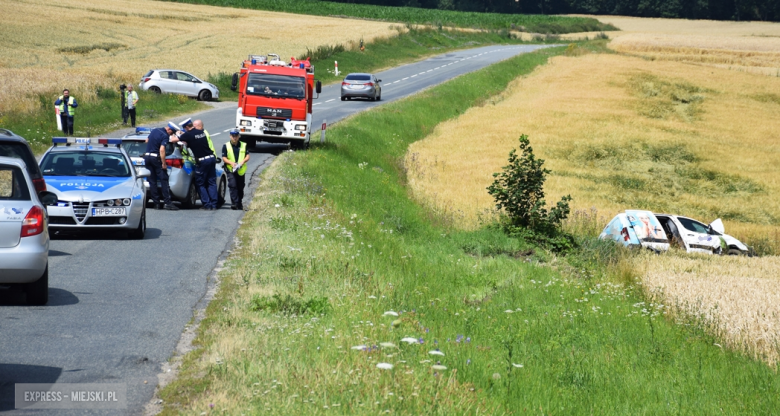 Citroen wypadł z drogi i zatrzymał się w polach