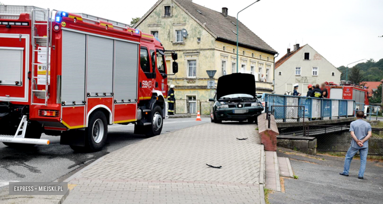 Na moście na ul. Kolejowej w Kamieńcu Ząbkowickim doszło do kolizji z udziałem dwóch samochodów osobowych