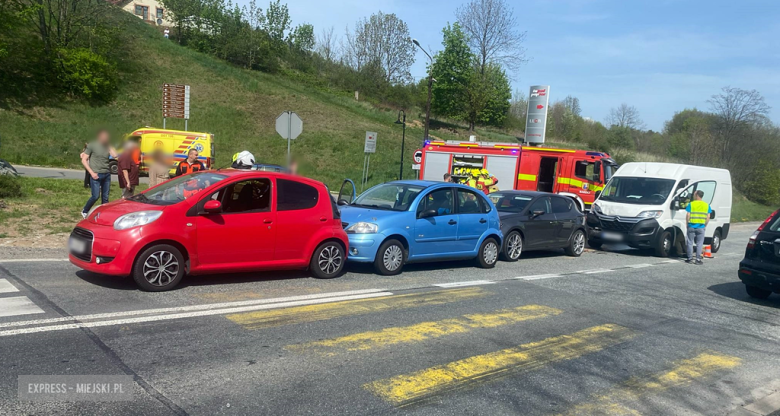 Zderzenie czterech pojazdów na krajowej ósemce w Bardzie. Są utrudnienia w ruchu