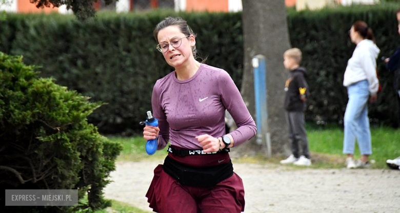 Setki biegaczy i świetne wyniki. 15. Półmaraton Henrykowski i 11. Dycha Księgi Henrykowskiej [foto]