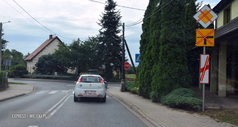 Na podstawie decyzji Starosty Ząbkowickiego zatwierdzającej projekt stałej organizacji ruchu od poniedziałku, 31 sierpnia 2026 roku, wprowadzone zostaną kluczowe zmiany w organizacji ruchu drogowego w rejonie przejazdu kolejowego na ul. Ziębickiej w Ząbkowicach Śląskich