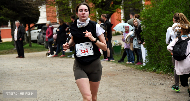 Setki biegaczy i świetne wyniki. 15. Półmaraton Henrykowski i 11. Dycha Księgi Henrykowskiej [foto]