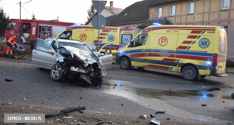 Zderzenie osobówki z ciężarówką w Dzbanowie