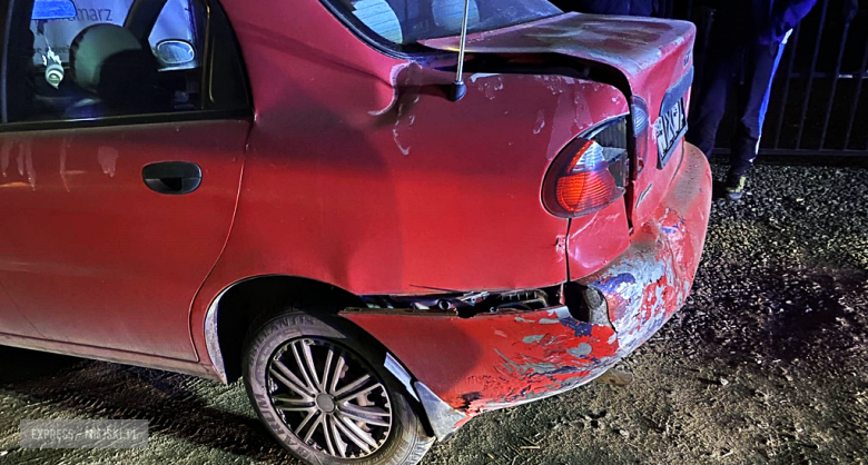 Kolizja w Brzeźnicy. Audi wypadło z drogi i uderzyło w pojazdy stojące na poboczu