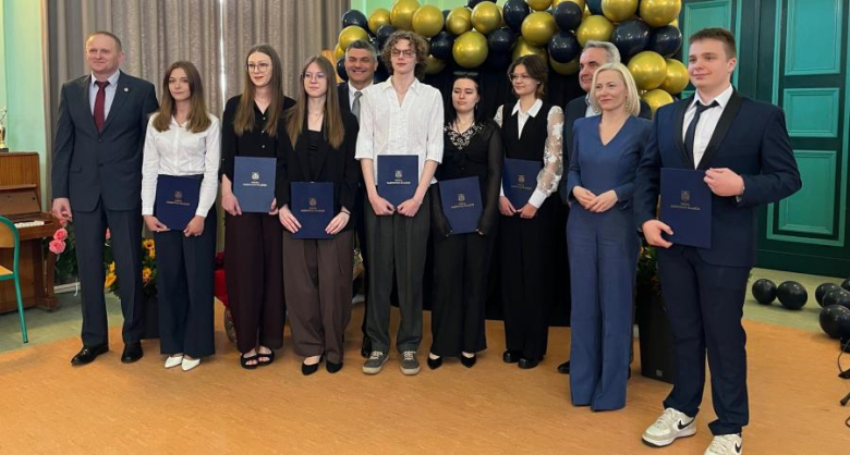 	Zakończenie roku szkolnego maturzystów. Najlepsi uczniowie otrzymali nagrody finansowe