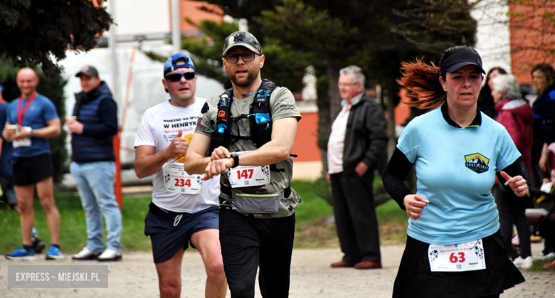 Setki biegaczy i świetne wyniki. 15. Półmaraton Henrykowski i 11. Dycha Księgi Henrykowskiej [foto]