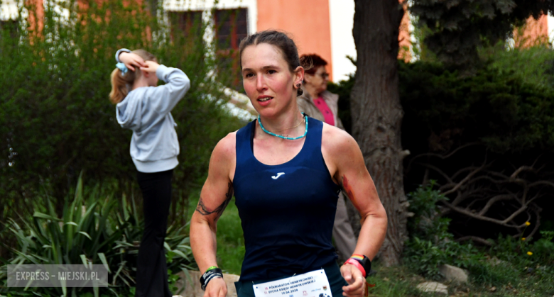 Setki biegaczy i świetne wyniki. 15. Półmaraton Henrykowski i 11. Dycha Księgi Henrykowskiej [foto]