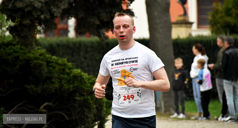 Setki biegaczy i świetne wyniki. 15. Półmaraton Henrykowski i 11. Dycha Księgi Henrykowskiej [foto]