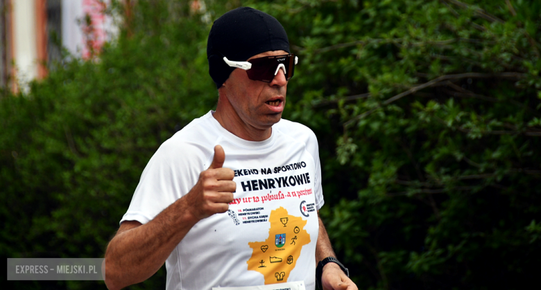 Setki biegaczy i świetne wyniki. 15. Półmaraton Henrykowski i 11. Dycha Księgi Henrykowskiej [foto]