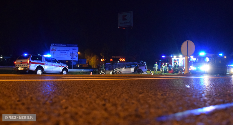 Zderzenie osobowego chryslera i auta dostawczego na skrzyżowaniu ósemki z ul. Legnicką