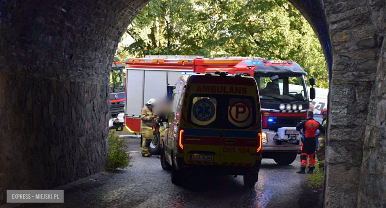 Wpadł w poślizg i uderzył w wiadukt kolejowy. Jedna osoba w szpitalu