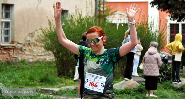 Setki biegaczy i świetne wyniki. 15. Półmaraton Henrykowski i 11. Dycha Księgi Henrykowskiej [foto]