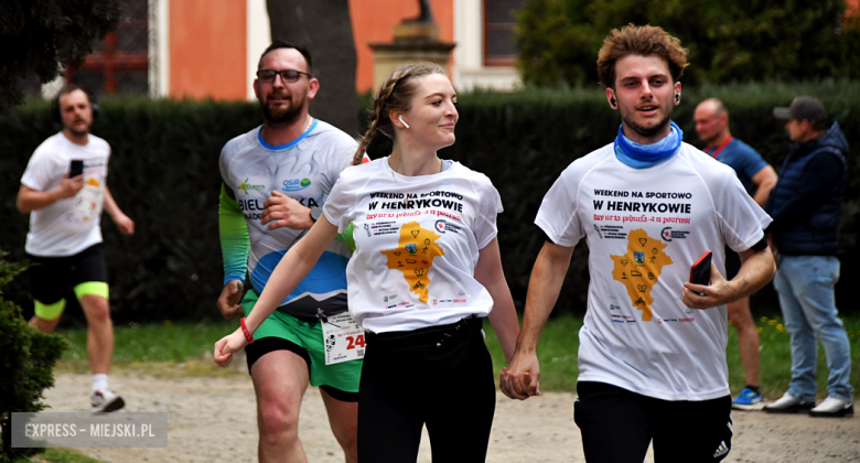 Setki biegaczy i świetne wyniki. 15. Półmaraton Henrykowski i 11. Dycha Księgi Henrykowskiej [foto]