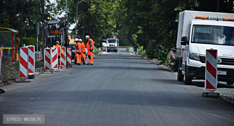 	Postępuje przebudowa drogi powiatowej Bardo - Przyłęk. Będzie rondo i ścieżka pieszo-rowerowa