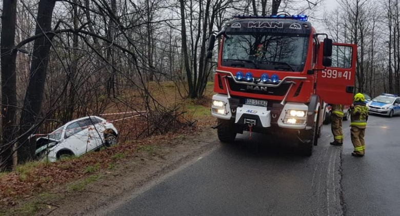 Suzuki wypadło z drogi za Złotym Stokiem