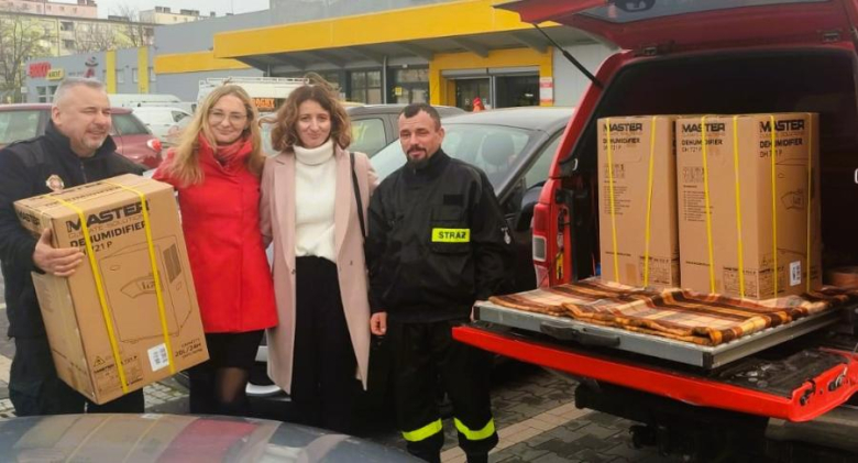 Powodzianie z Barda otrzymali sprzęt AGD. To dzięki pieniądzom od mieszkańców gminy Zarzecze