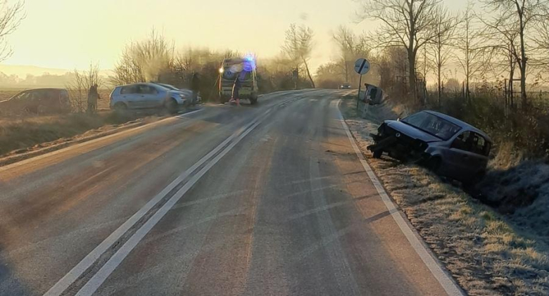 Dwie poranne kolizje na drodze wojewódzkiej nr 382 w Strąkowej