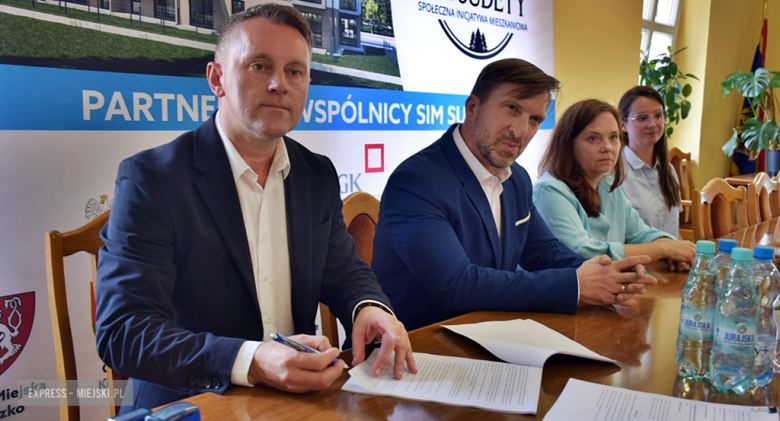 Podpisanie umowy na budowę budynku wielorodzinnego z mieszkaniami na wynajem w Złotym Stoku