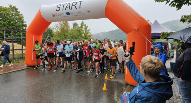 Blisko 100 biegaczy stanęło na starcie „Bardzkiej Piąteczki”