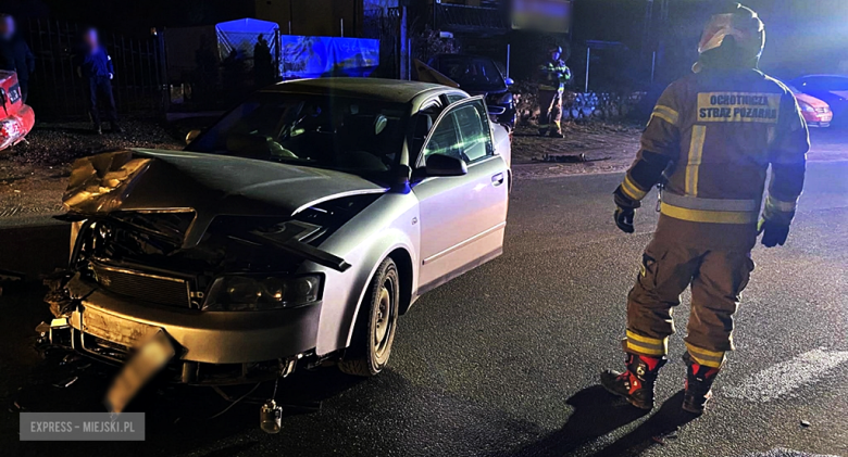 Kolizja w Brzeźnicy. Audi wypadło z drogi i uderzyło w pojazdy stojące na poboczu