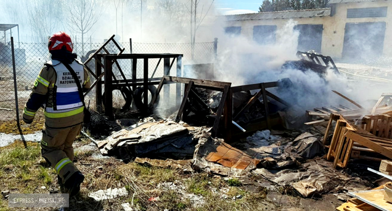 Pożar drewnianych palet przy ul. Waryńskiego. Interweniowało kilka zastępów straży pożarnej