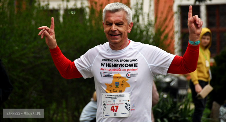 Setki biegaczy i świetne wyniki. 15. Półmaraton Henrykowski i 11. Dycha Księgi Henrykowskiej [foto]