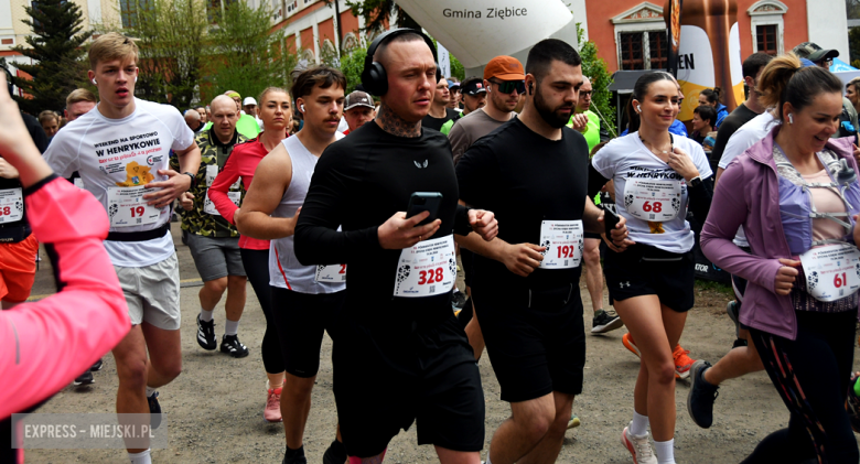 Setki biegaczy i świetne wyniki. 15. Półmaraton Henrykowski i 11. Dycha Księgi Henrykowskiej [foto]