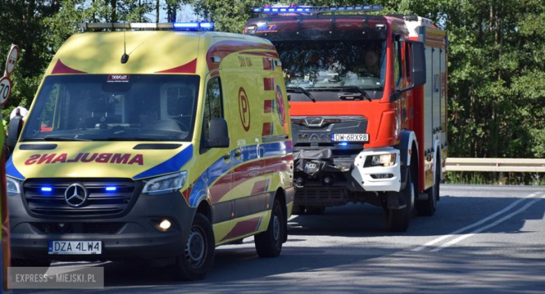 Zdarzenie drogowe z udziałem dwóch motocykli i osobówki. Jedna osoba w szpitalu