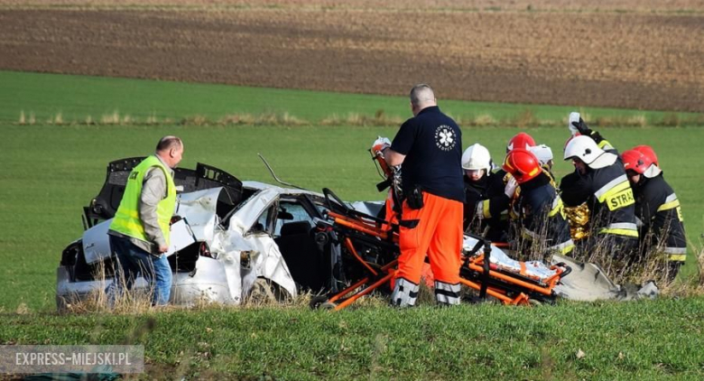 Poważny wypadek przed Ciepłowodami. Dachowało Audi. Interweniował helikopter LPR