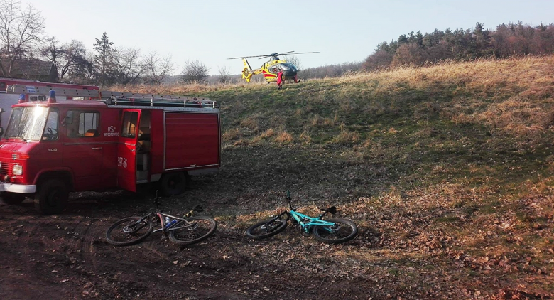 Wypadła z trasy i uderzyła w drzewo. Była nieprzytomna, interweniował helikopter LPR