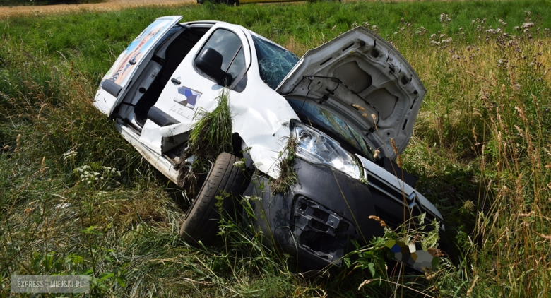 Citroen wypadł z drogi i zatrzymał się w polach