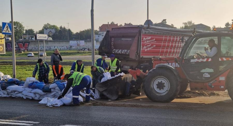 Worki z piaskiem jadą z Ząbkowic Śląskich do Wrocławia